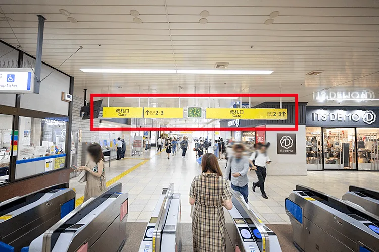 センター北駅の改札を出たら、2番出口に向かいます。
