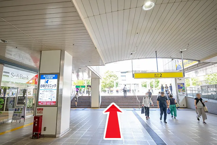 改札を出たら、2番出口に向かいます。