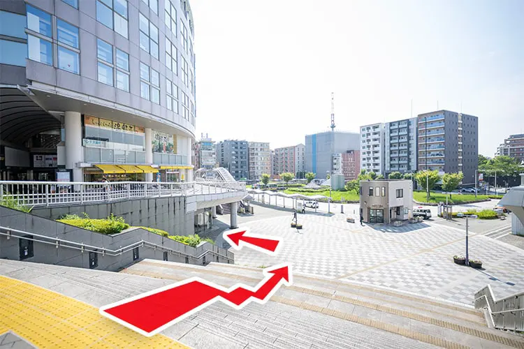 こちらの階段をくだり、左手へ進んでください。