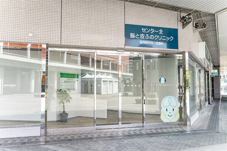 こちらが入口です。右手奥にお進みください。